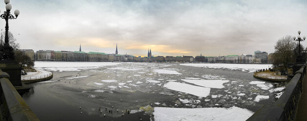 Deutschland, Hamburg, Alsterpanorama im Winter - KRP000050