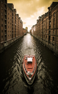 Deutschland, Hamburg, Hafencity, Speicherstadt, alte Gebäude und Boot - KRP000061