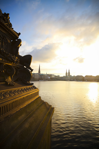 Deutschland, Hamburg, Stadtzentrum und Binnenalster bei Sonnenuntergang, lizenzfreies Stockfoto