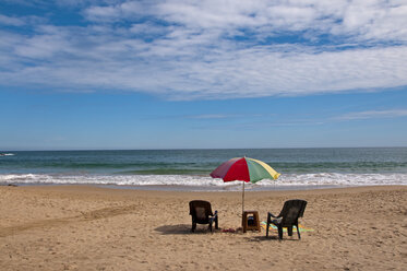 Asia, Sri Lanka, sun loungers and sunshade at beach - WGF000167