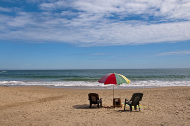 Asien, Sri Lanka, Liegestühle und Sonnenschirm am Strand - WGF000167