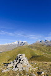 Spanien, Aragonien, Zentralpyrenäen, Canon de Anisclo, Nationalpark Ordesa y Monte Perdida, Steinhaufen und Las Tres Marias im Hintergrund - LAF000371