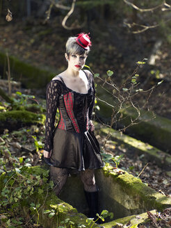 Junge Frau in Steampunk-Kleidung, viktorianischer Stil - BSCF000404