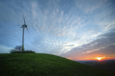 Deutschland, Baden-Württemberg, Korntal-Münchingen, Grüner Heiner, Windmühle bei Sonnenuntergang - PAF000121