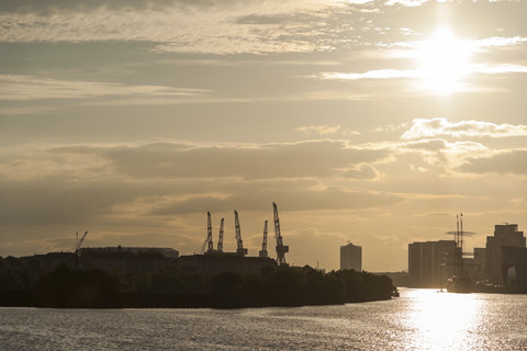 Großbritannien, Schottland, Glasgow, Fluss Clyde, Hafengebiet, Gegenlichtaufnahme, lizenzfreies Stockfoto