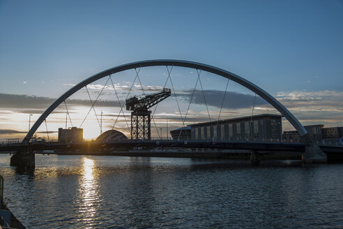 Großbritannien, Schottland, Glasgow, Fluss Clyde, Squinty Bridge, Clyde Arc bei Sonnenuntergang - PAF000185