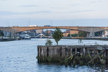 Großbritannien, Schottland, Glasgow, Fluss Clyde, Brücke und alter Pfeiler - PAF000174