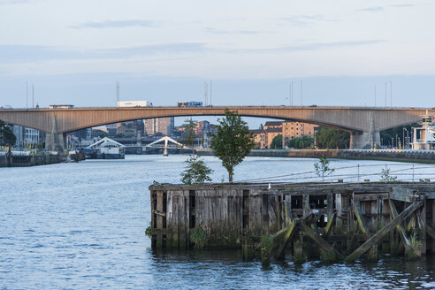 Großbritannien, Schottland, Glasgow, Fluss Clyde, Brücke und alter Pfeiler - PAF000174