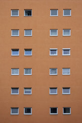 Orangefarbene Hausfassade mit quadratischen Fenstern - AXF000608