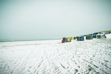 Deutschland, Niedersachsen, Strandkörbe am Strand von Langeoog - EVGF000290