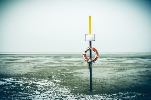 Deutschland, Niedersachsen, Lebensretter am Strand von Langeoog, lizenzfreies Stockfoto