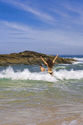 Portugal, Pärchen im Meer am Praia da Samoqueira - MSF003168