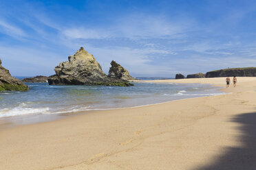 Portugal, Paar beim Spaziergang am Praia da Samoqueira - MSF003167