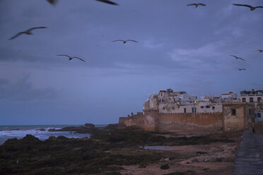 Marokko, Essaouira, Blick auf die Festung in der Abenddämmerung - HSIF000309
