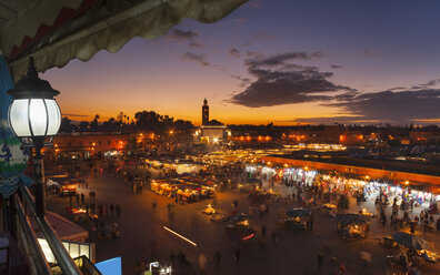 Marokko, Marrakesch, Blick auf den Platz Djemaa el-Fna in der Abenddämmerung - HSIF000311