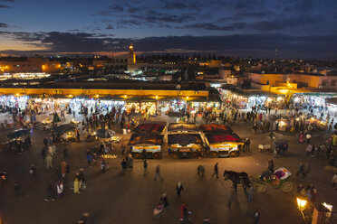 Marokko, Marrakesch, Blick auf den Platz Djemaa el-Fna in der Abenddämmerung - HSIF000312