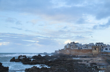 Marokko, Essaouira, Blick auf die Festung in der Abenddämmerung - HSIF000318