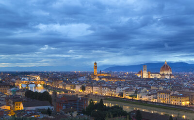 Italien, Toskana, Florenz, Blick auf die Stadt mit Ponte Vecchio, und Duomo di Firenze in der Abenddämmerung - HSIF000327