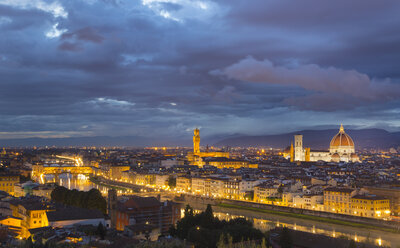 Italien, Toskana, Florenz, Blick auf die Stadt mit Ponte Vecchio, und Duomo di Firenze in der Abenddämmerung - HSIF000328