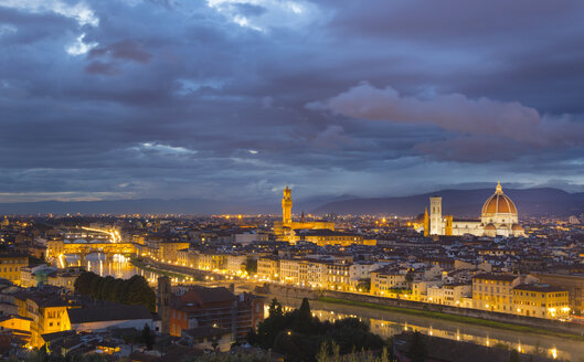 Italien, Toskana, Florenz, Blick auf die Stadt mit Ponte Vecchio, und Duomo di Firenze in der Abenddämmerung - HSIF000328