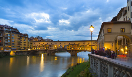 Italien, Toskana, Florenz, Blick auf den Arno und Ponte Vecchio - HSIF000332