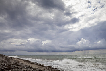 Germany, Schleswig-Holstein, Fehmarn, Flügge, coast and clouds - WIF000241