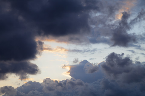 Deutschland, Schleswig-Holstein, Fehmarn, dunkle Wolken, lizenzfreies Stockfoto