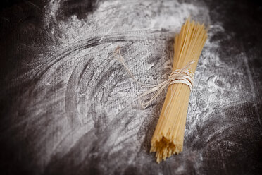 Spaghetti on wooden table with flour - SBDF000398