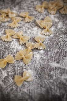 Farfalle auf Holztisch mit Mehl - SBDF000395