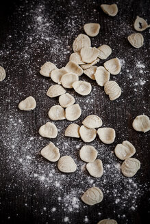 Orecchiette auf Holztisch mit Mehl - SBDF000390