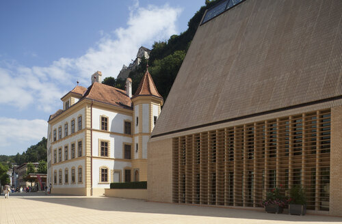 Liechtenstein, Oberland, Vaduz, Landesmuseum, Landeshaus in der Fussgängerzone - WW003147