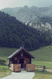 Austria, Tyrol, Karwendel Mountains, Risstal, Grosser Ahornboden, Eng-Alm, mountain cabin - GFF000329