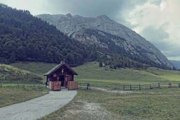 Austria, Tyrol, Karwendel Mountains, Risstal, Grosser Ahornboden, Eng-Alm, mountain cabin - GFF000328