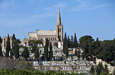 Malta, Zejtun, Kirche mit typischem Friedhof - AMF001568