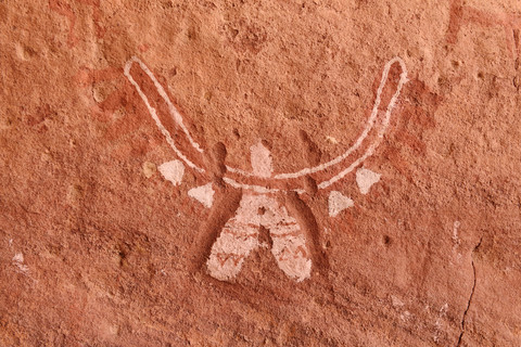 Nordafrika, Sahara, Algerien, Tassili N'Ajjer National Park, Tadrart, neolithische Felskunst, Felszeichnung eines adlerähnlichen Wesens, lizenzfreies Stockfoto