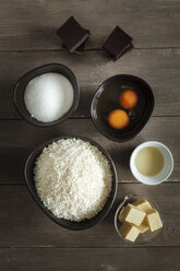 Schalen mit Zutaten für Kokosmakronen auf dem Tisch, Studioaufnahme - EVGF000310