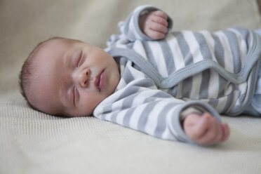 Portrait of sleeping baby boy lying on blanket - RBF001607