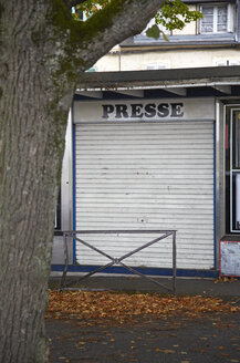 Frankreich, Burgund, Nevers, Verlassener Zeitungsstand - DHL000203