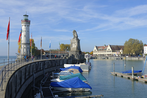 Deutschland, Bayern, Schwaben, Bodensee, Hafen mit Leuchtturm und bayerischem Löwe, lizenzfreies Stockfoto