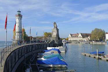 Deutschland, Bayern, Schwaben, Bodensee, Hafen mit Leuchtturm und bayerischem Löwe - LB000463