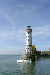 Deutschland, Bayern, Schwaben, Bodensee, Hafen mit Leuchtturm und Schiff - LB000454