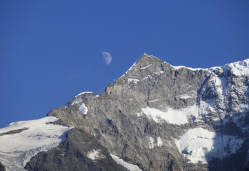 Schweiz, Berner Oberland, Mond über Klein Fiescherhorn - WWF002921