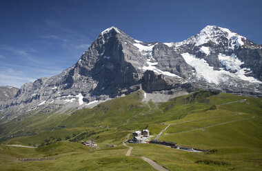 Switzerland, Bernese Oberland, Jungfrau massif with hotel and jungfrau railway - WWF002943