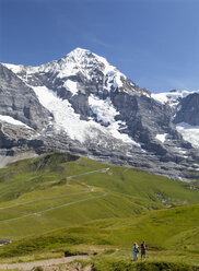 Schweiz, Berner Oberland, Grindelwald, Wanderer mit Blick auf den Berg - WW002927