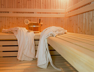 Germany, Aachen, sauna, wooden benches, bathrobes, brush and tub - HL000317