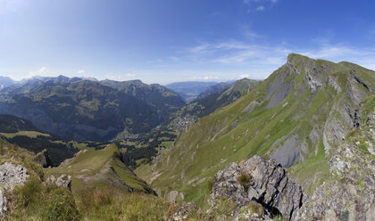 Schweiz, Berner Alpen, Lauberhorn und Blick auf Lauterbrunnen und Wengen - WWF002939
