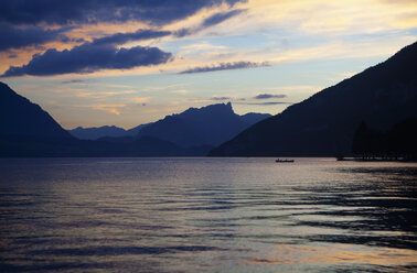 Schweiz, Berner Oberland, Thunersee bei Sonnenuntergang - WWF002958