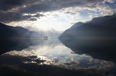 Switzerland, Bernese Oberland, Lake Thun sunrise - WWF003137