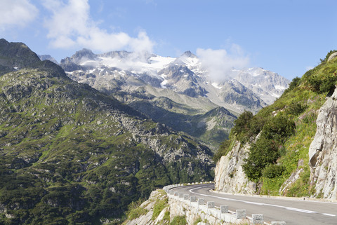 Schweiz, Urner Alpen, Sustenpass, Leere Bergstrasse, lizenzfreies Stockfoto