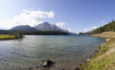 Schweiz, Graubünden, Silsersee mit Piz da la Margna im Hintergrund - WWF002980
